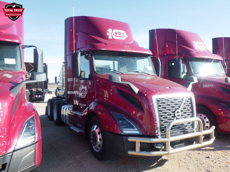 2022-volvo-vnl300-image-3