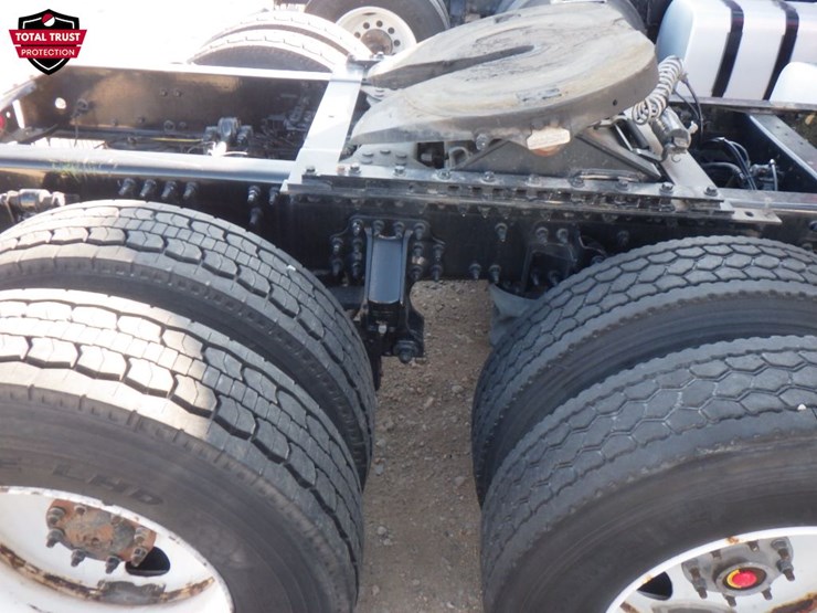 2022-volvo-vnl-300-image-7