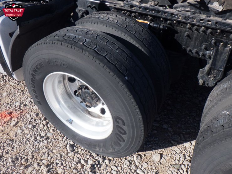 2022-volvo-vnl-300-image-11