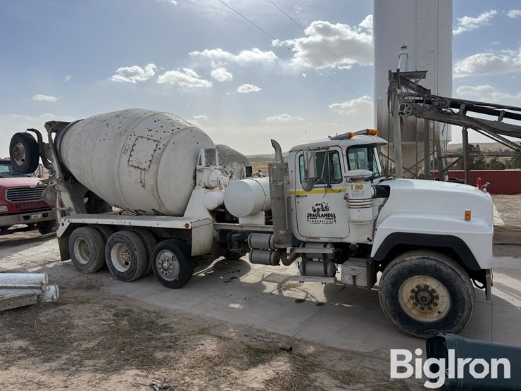 1995-mack-rd690s-image-3