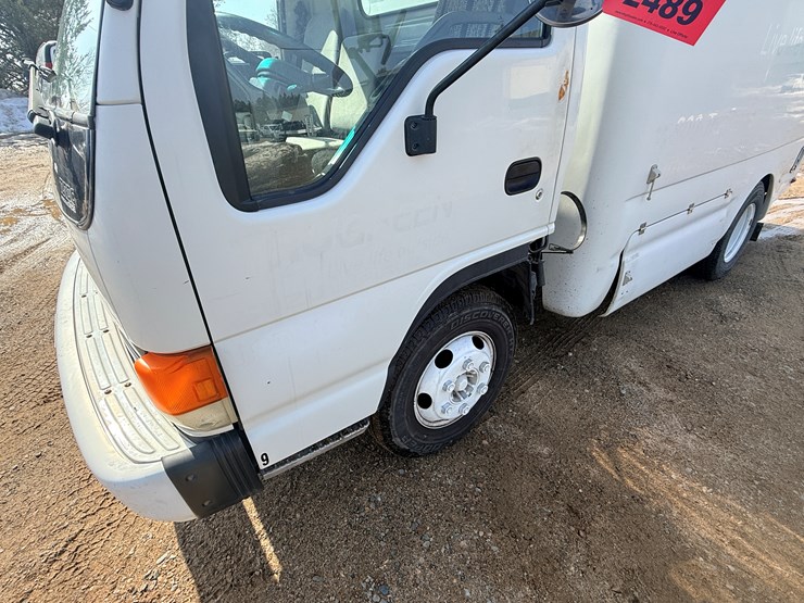 2004-isuzu-npr-image-10