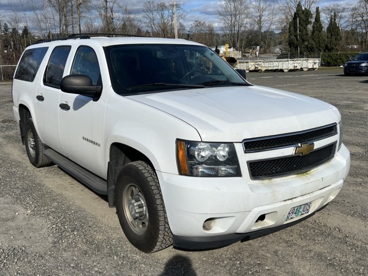 2013-chevrolet-suburban-image-2