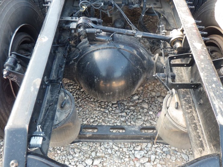 2021-volvo-vnl-300-image-8