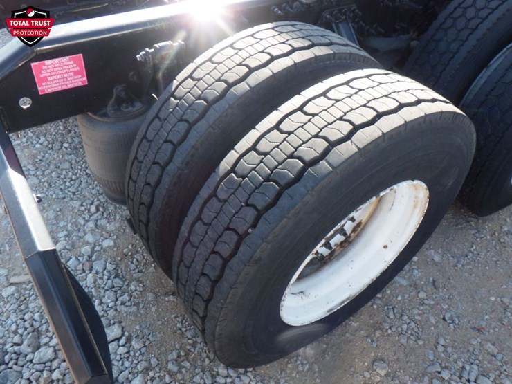 2022-volvo-vnl-300-image-9