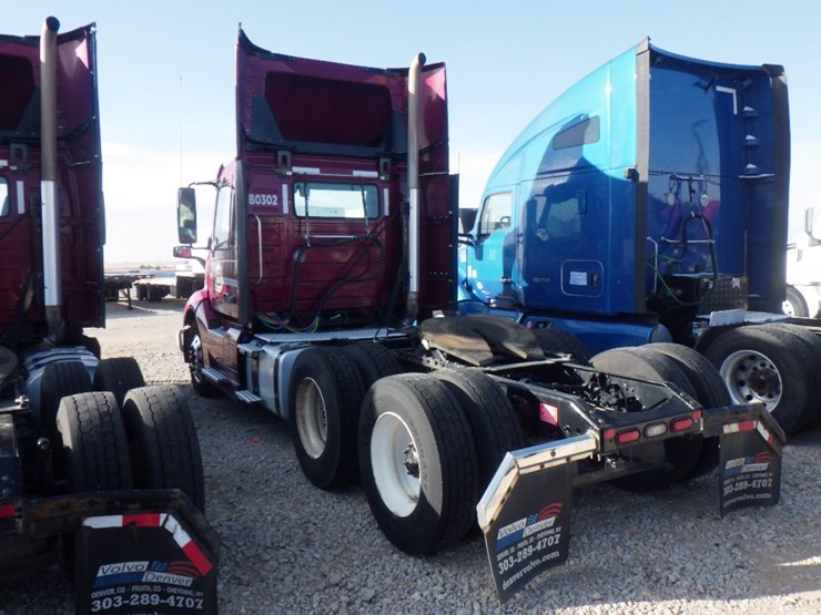 2021-volvo-vnl-300-image-11