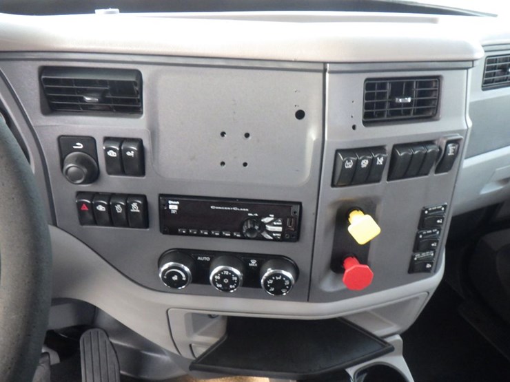 2018-peterbilt-579-image-16