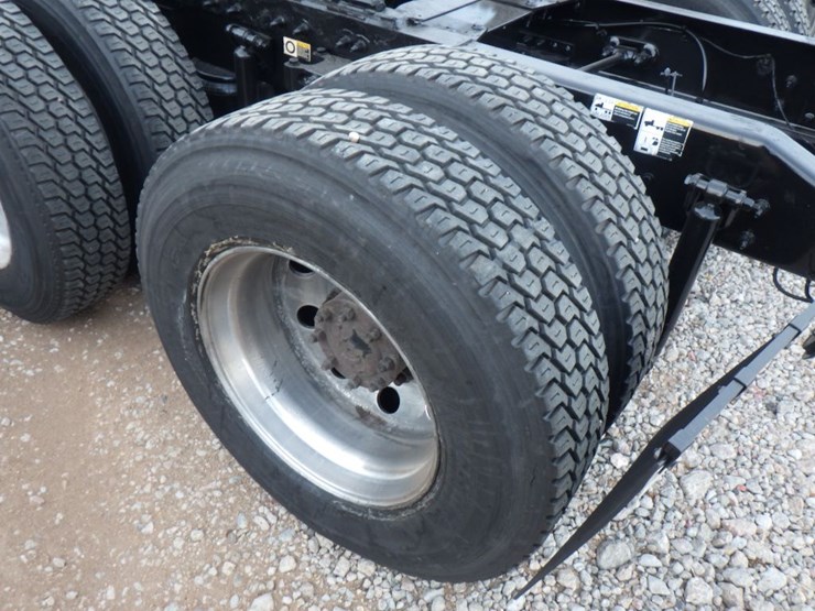 2018-peterbilt-579-image-12