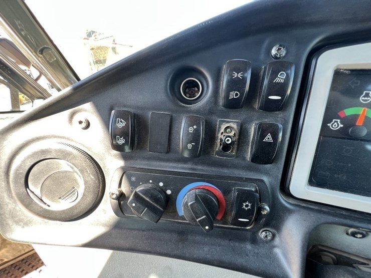 2013-caterpillar-740b-image-36