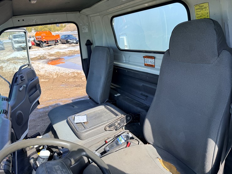 2001-isuzu-npr-image-40