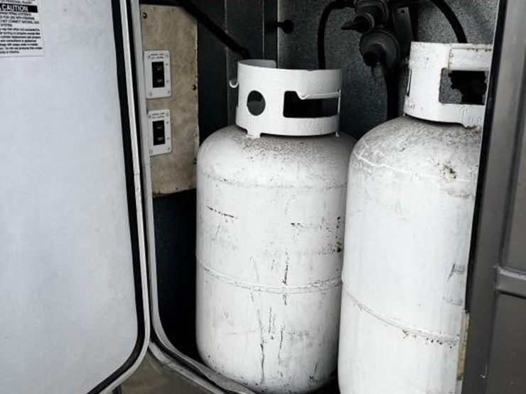 l1--2006-escalade-32'-travel-trailer-image-39