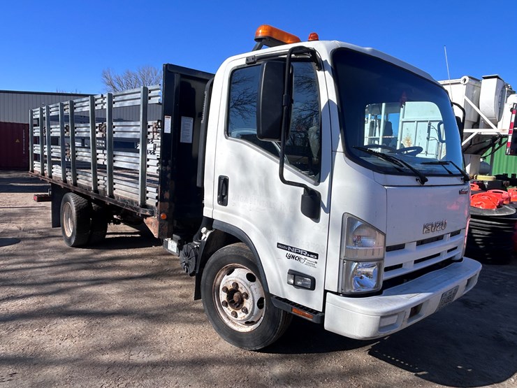 2012-isuzu-npr-image-7