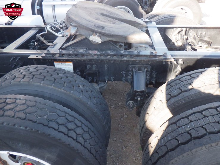 2022-volvo-vnl-300-image-16