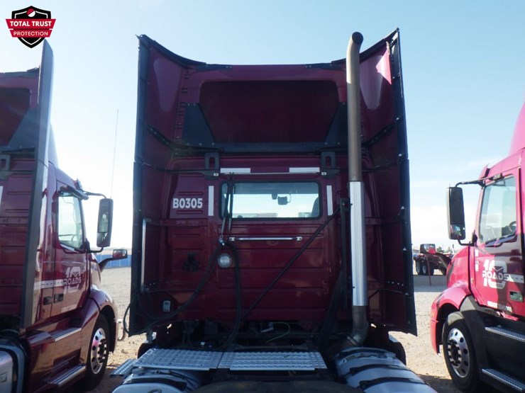 2022-volvo-vnl300-image-9