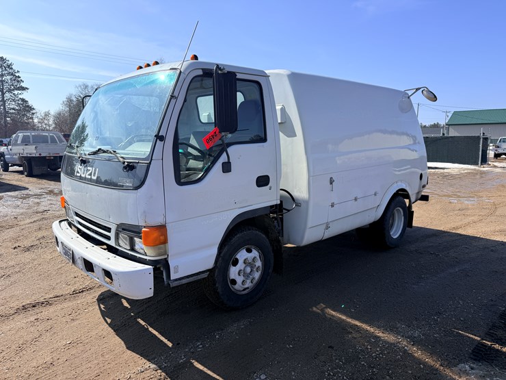 2002-isuzu-npr-image-1