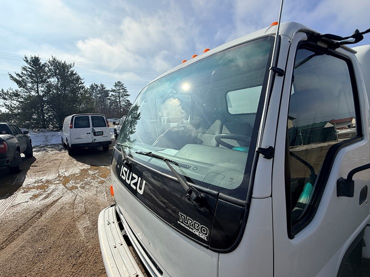 2004-isuzu-npr-image-12