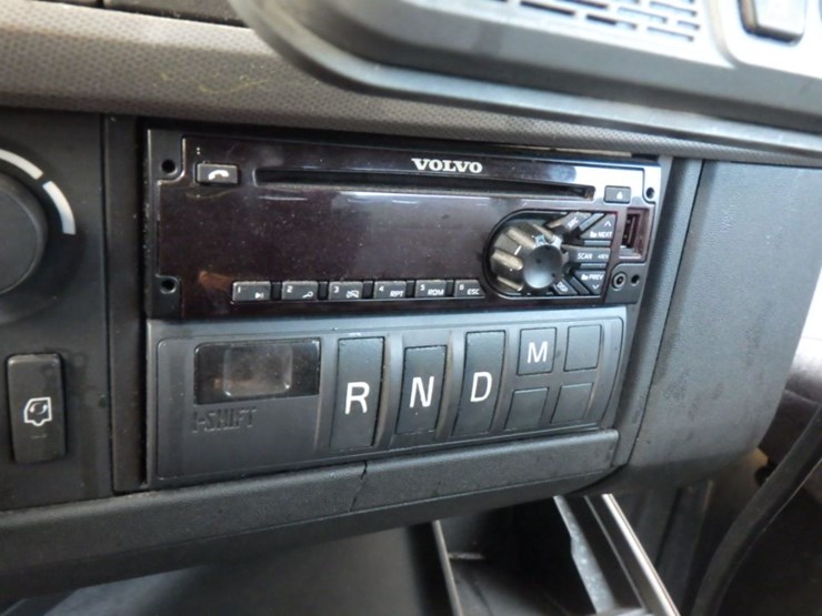 2019-volvo-vnl-300-image-16