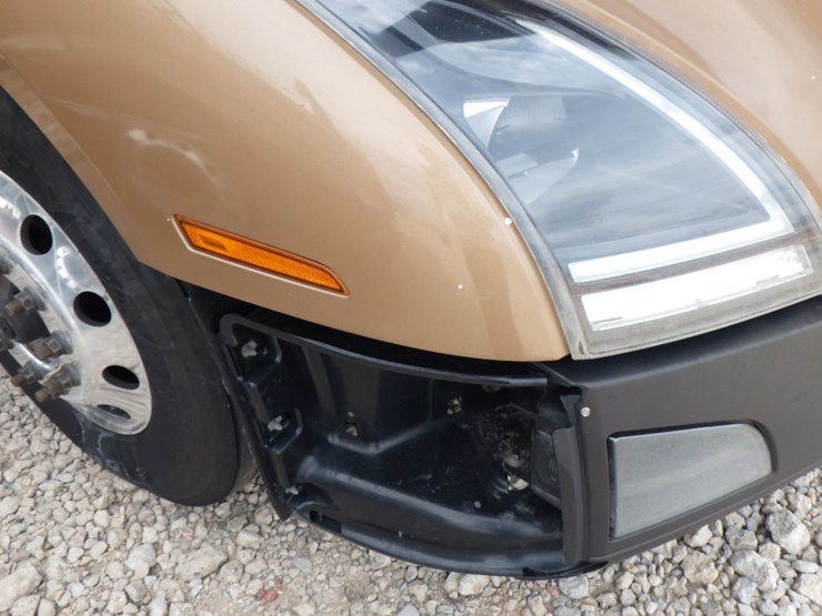 2022-volvo-vnl-300-image-6