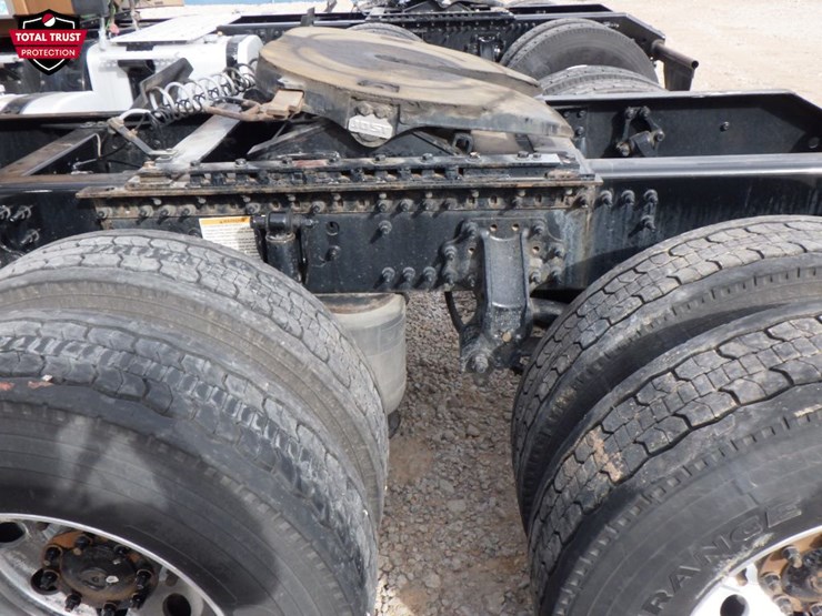 2022-volvo-vnl-300-image-16