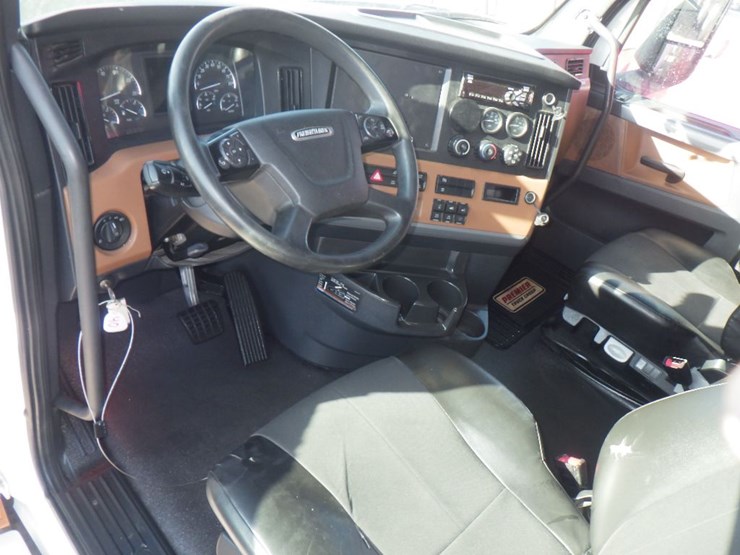 2021-freightliner-cascadia-126-image-17