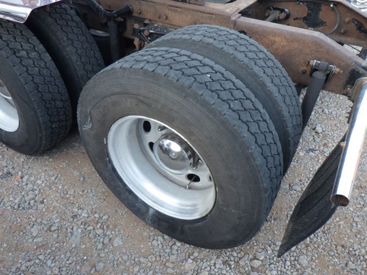 2002-peterbilt-385-image-12