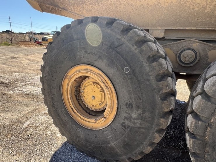 2013-caterpillar-740b-image-22