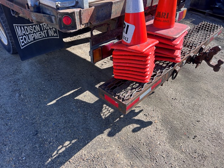 2012-isuzu-npr-image-17