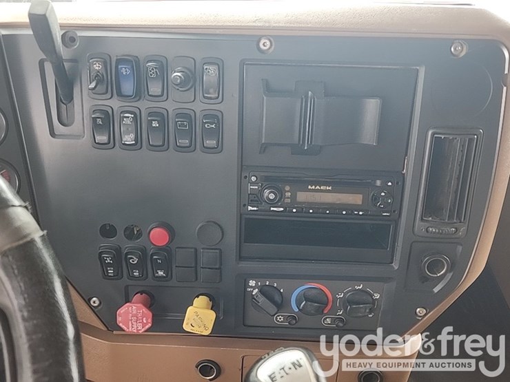 2011-mack-gu713-image-33