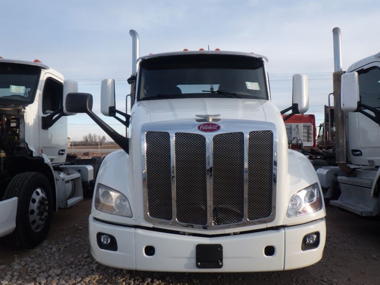 2018-peterbilt-579-image-2
