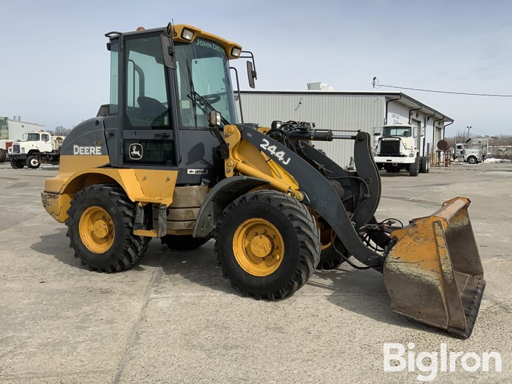 2012-deere-244j-image-3