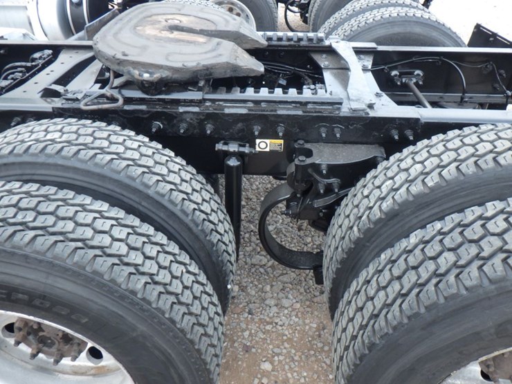 2018-peterbilt-579-image-14