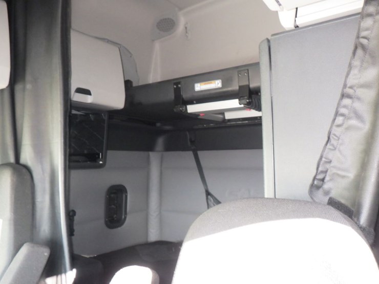 2020-freightliner-cascadia-126-image-18