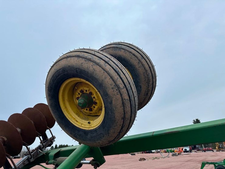 john-deere-235-image-10