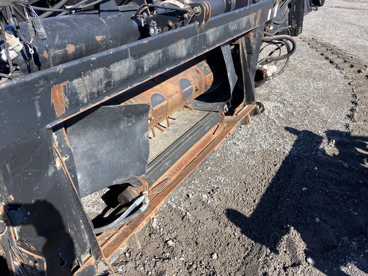 new-holland-84c-image-8