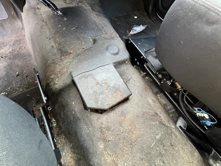 2013-chevrolet-suburban-image-30