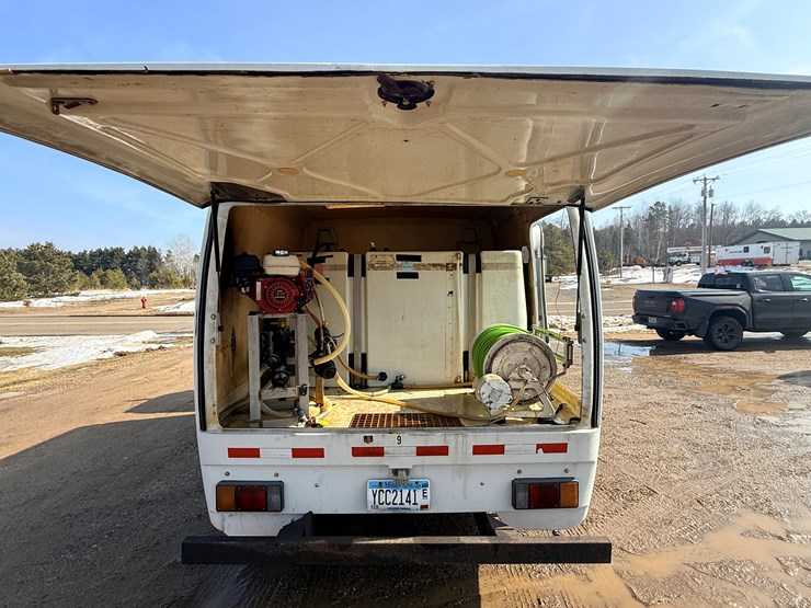 2004-isuzu-npr-image-25