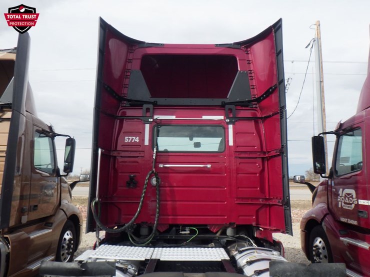 2024-volvo-vnl-300-image-10