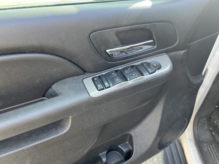 2013-chevrolet-suburban-image-24