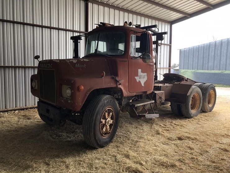 offsite--1976-mack-u-685-image-1