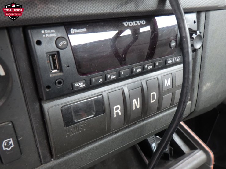 2024-volvo-vnl-300-image-17