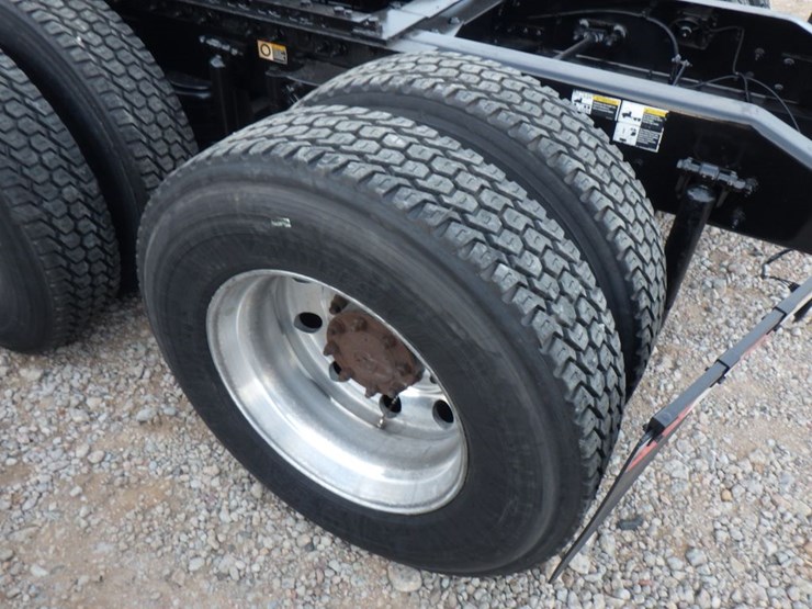 2018-peterbilt-579-image-14