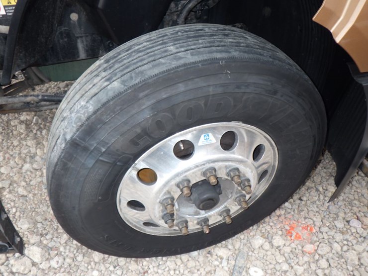 2022-volvo-vnl-300-image-22