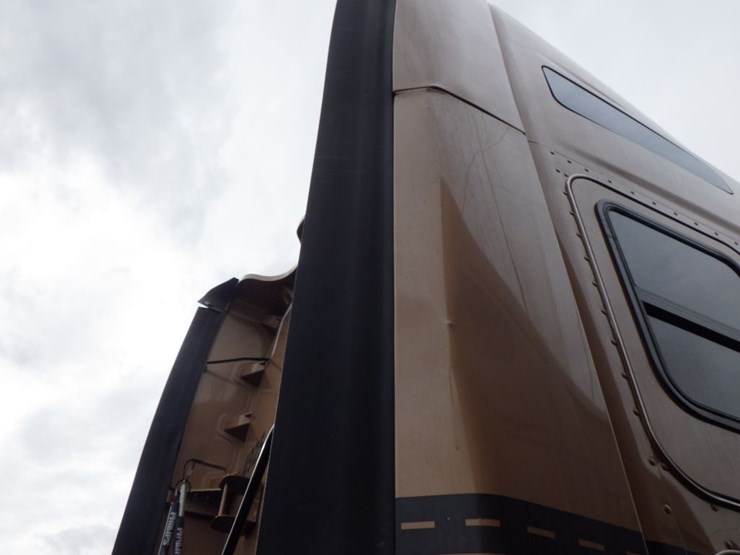 2022-kenworth-t680-image-13