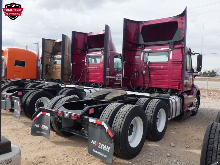 2024-volvo-vnl-300-image-8