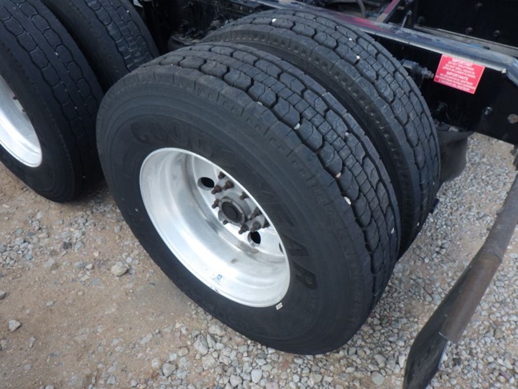 2019-volvo-vnl-300-image-11