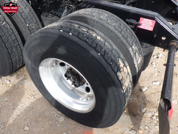 2024-volvo-vnl-300-image-12