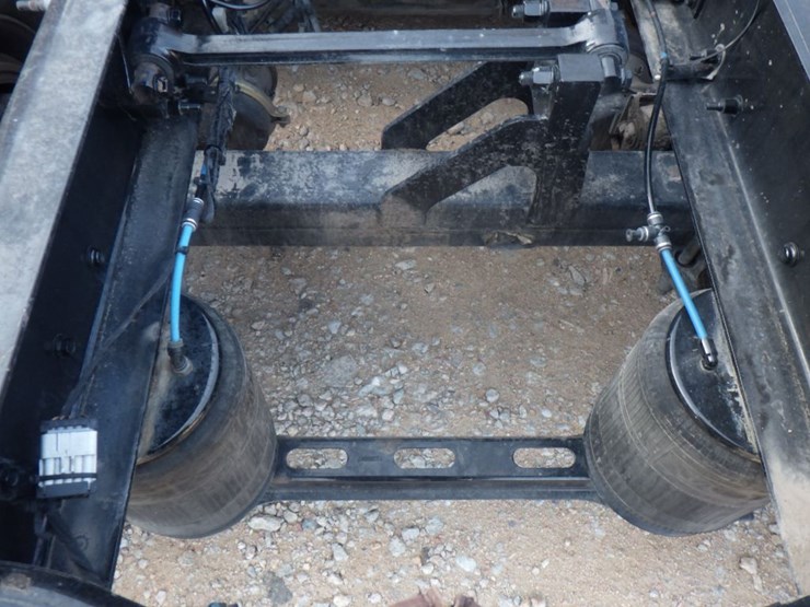 2019-volvo-vnl-300-image-8