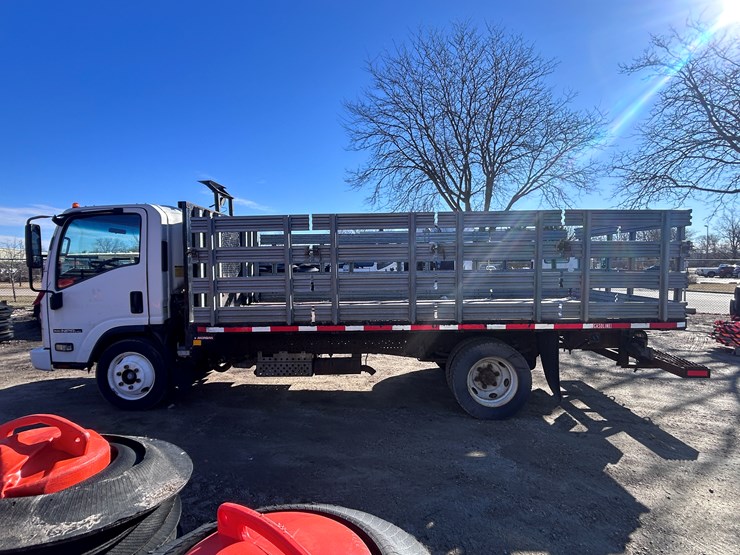 2013-isuzu-npr-image-2