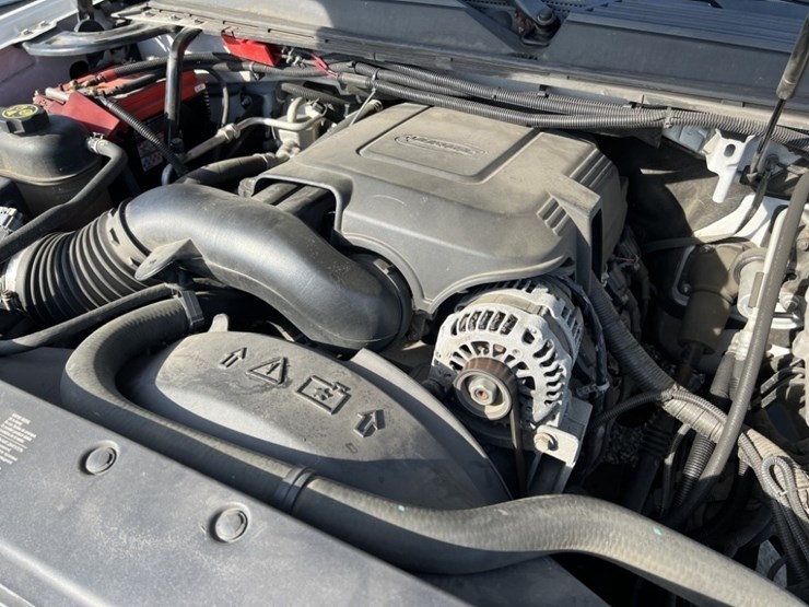 2013-chevrolet-suburban-image-11