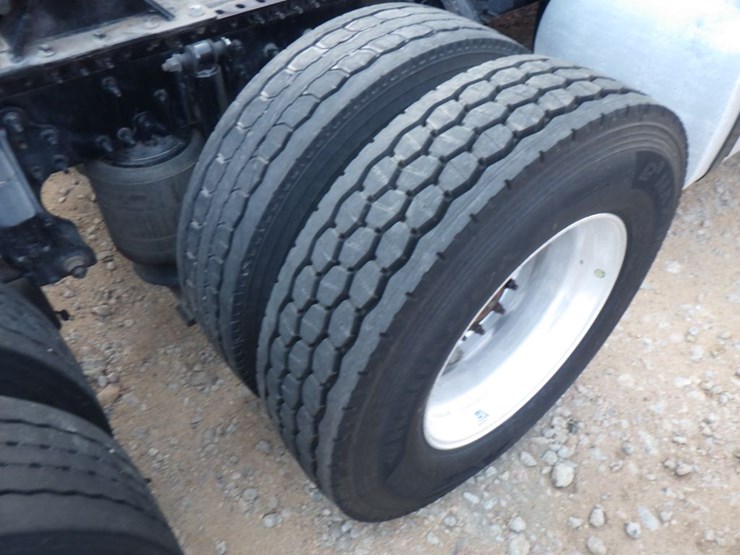 2019-volvo-vnl-300-image-5