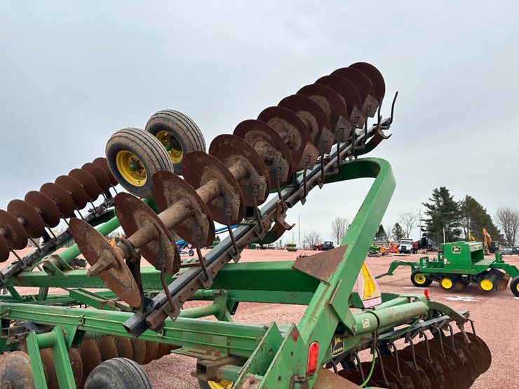 john-deere-235-image-13